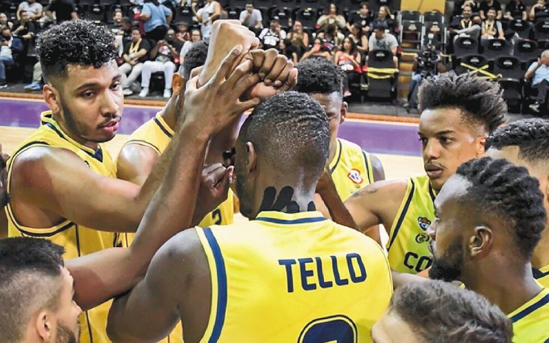 Jaime Echenique (izq.) con los jugadores de la selección colombiana de baloncesto.