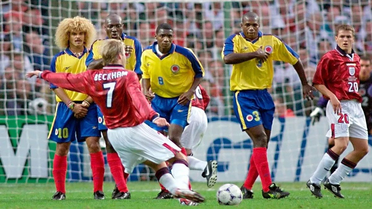 David Beckham justo antes de marcar el segundo gol del partido de tiro libre.