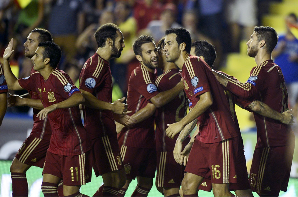 España inició con goleada el camino hacia la Eurocopa 2016