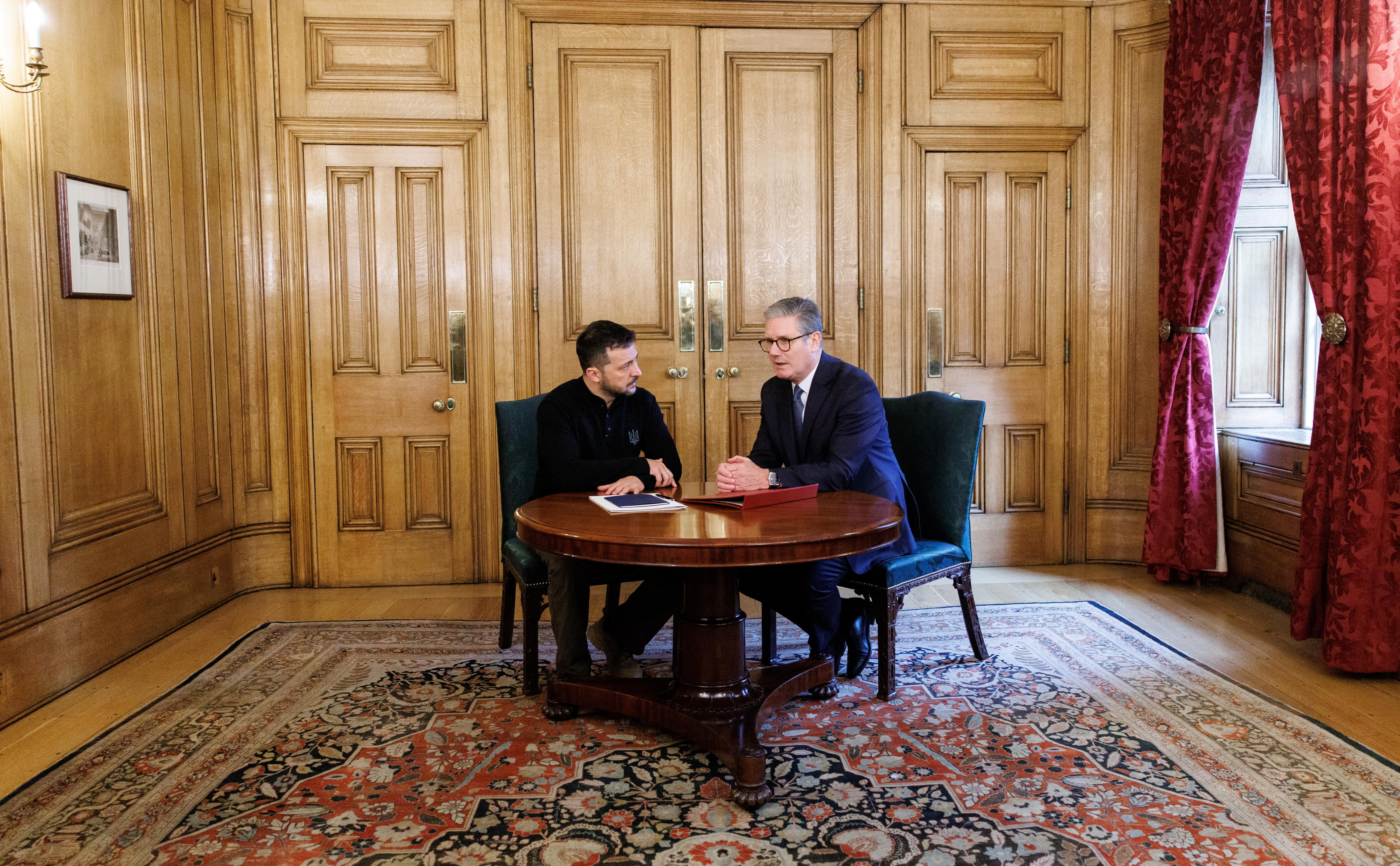 London (United Kingdom), 10/10/2024.- Ukrainian President Volodymyr Zelensky (L) and British Prime Minister Keir Starmer (R) talk during their bilateral meeting at 10 Downing Street, London, Britain, 10 October 2024. Zelensky is scheduled to travel to France and Italy later in the day. (Zelenski, Francia, Italia, Ucrania, Reino Unido, Londres) EFE/EPA/TOLGA AKMEN / POOL