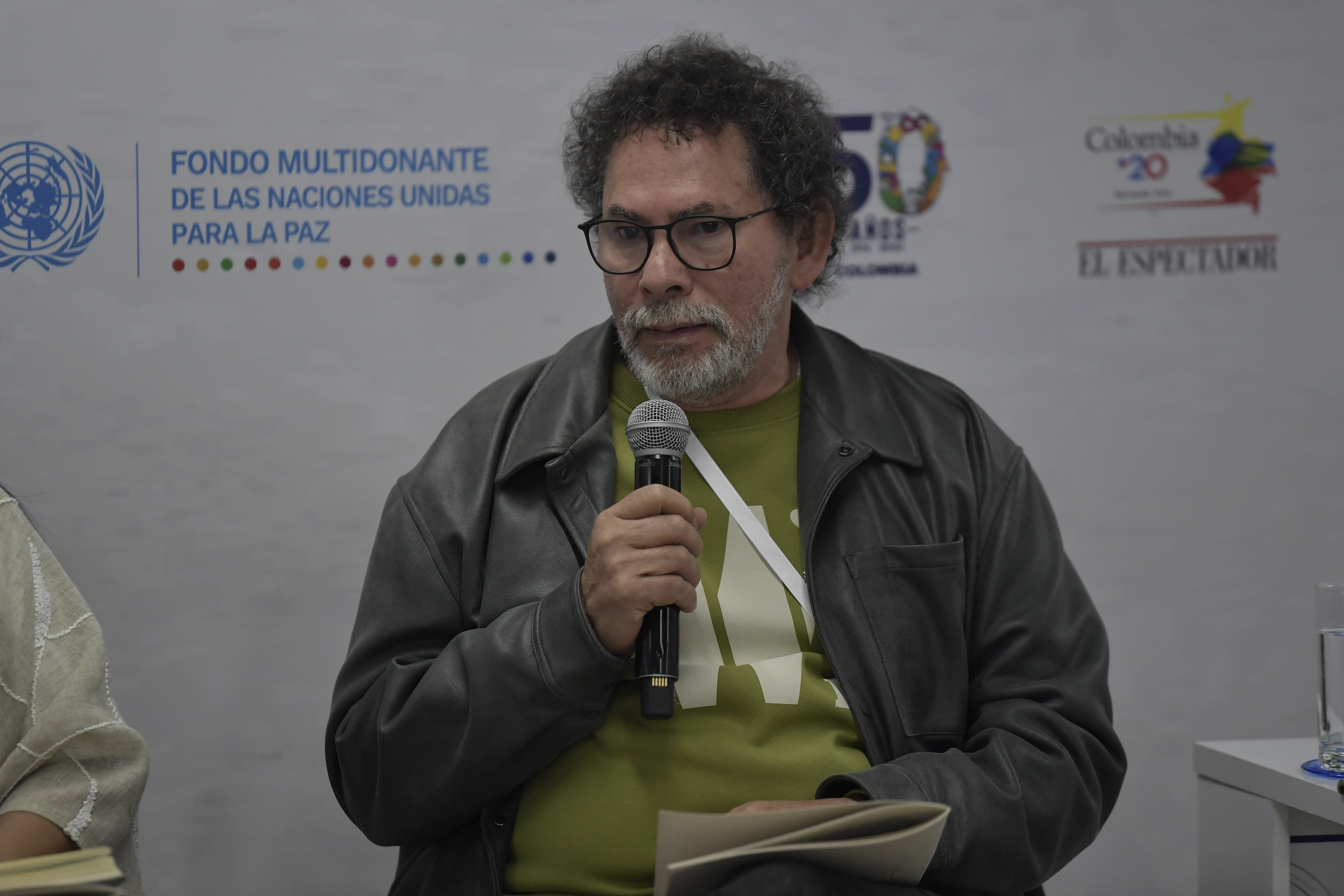 Firmante de paz durante conversatorio sobre los escenarios de paz y desarrollo realizada por el Programa de las Naciones Unidas para el Desarrollo (PNUD), Escuchar la Paz