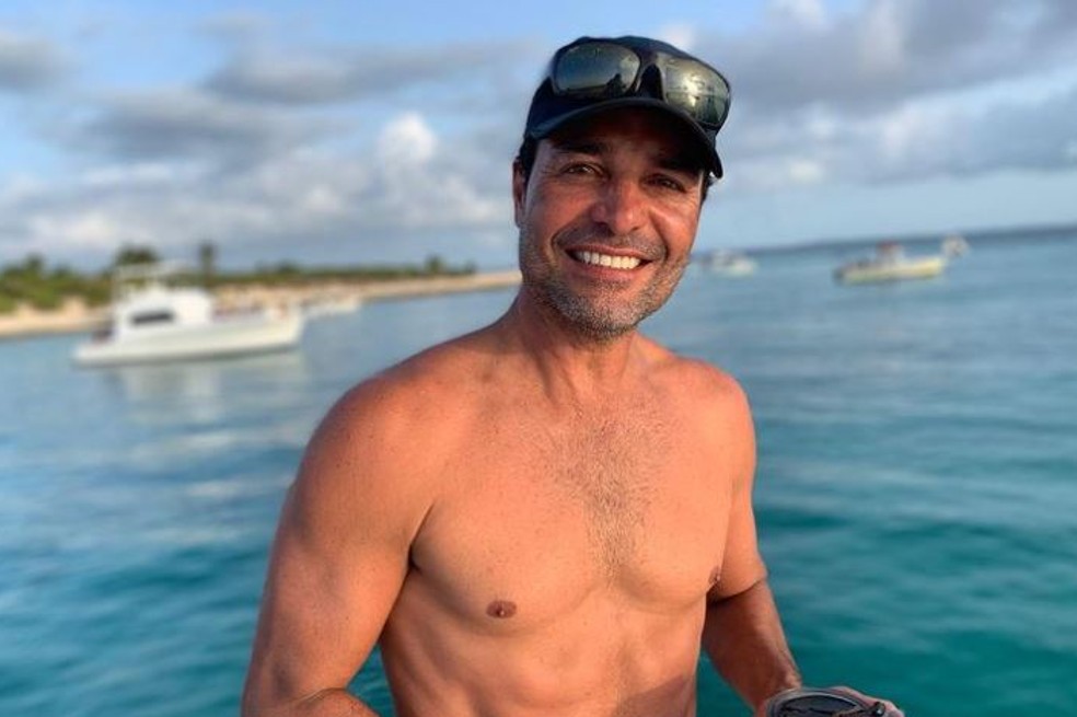Su nombre real es Elmer Figueroa Arce, pero artísticamente es conocido como Chayanne. Actualmente tiene 53 años y además de encantar con su voz, sus bailes y su físico, también descresta con su sencillez y caballerosidad.