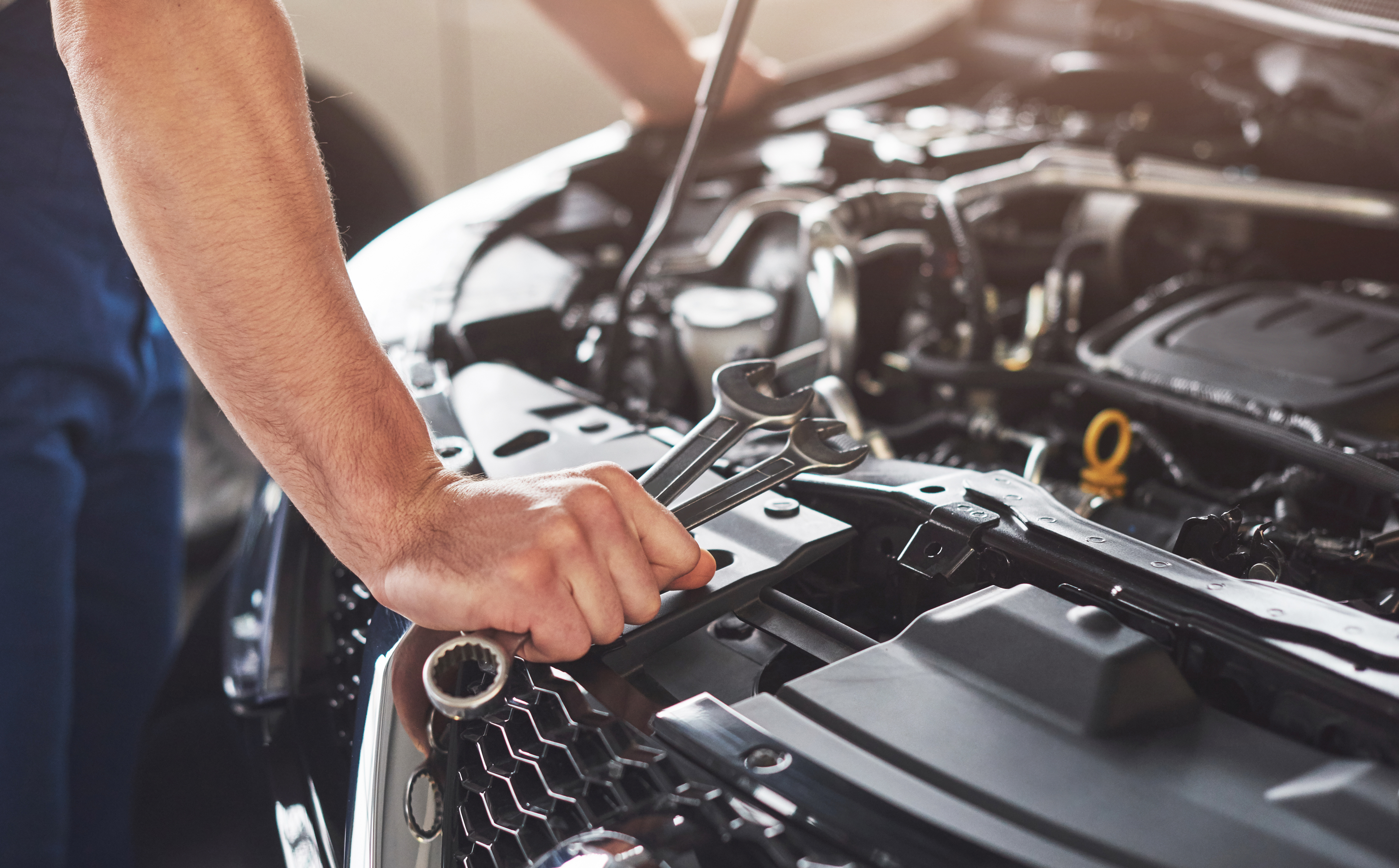 ¿Es malo lavar el motor del carro con agua a presión?