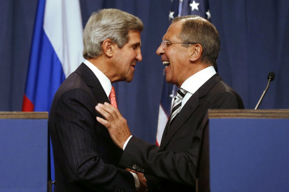 El secretario de Estado John Kerry de EE.UU. comparte una risa con el ministro de Exteriores ruso, Sergei Lavrov.