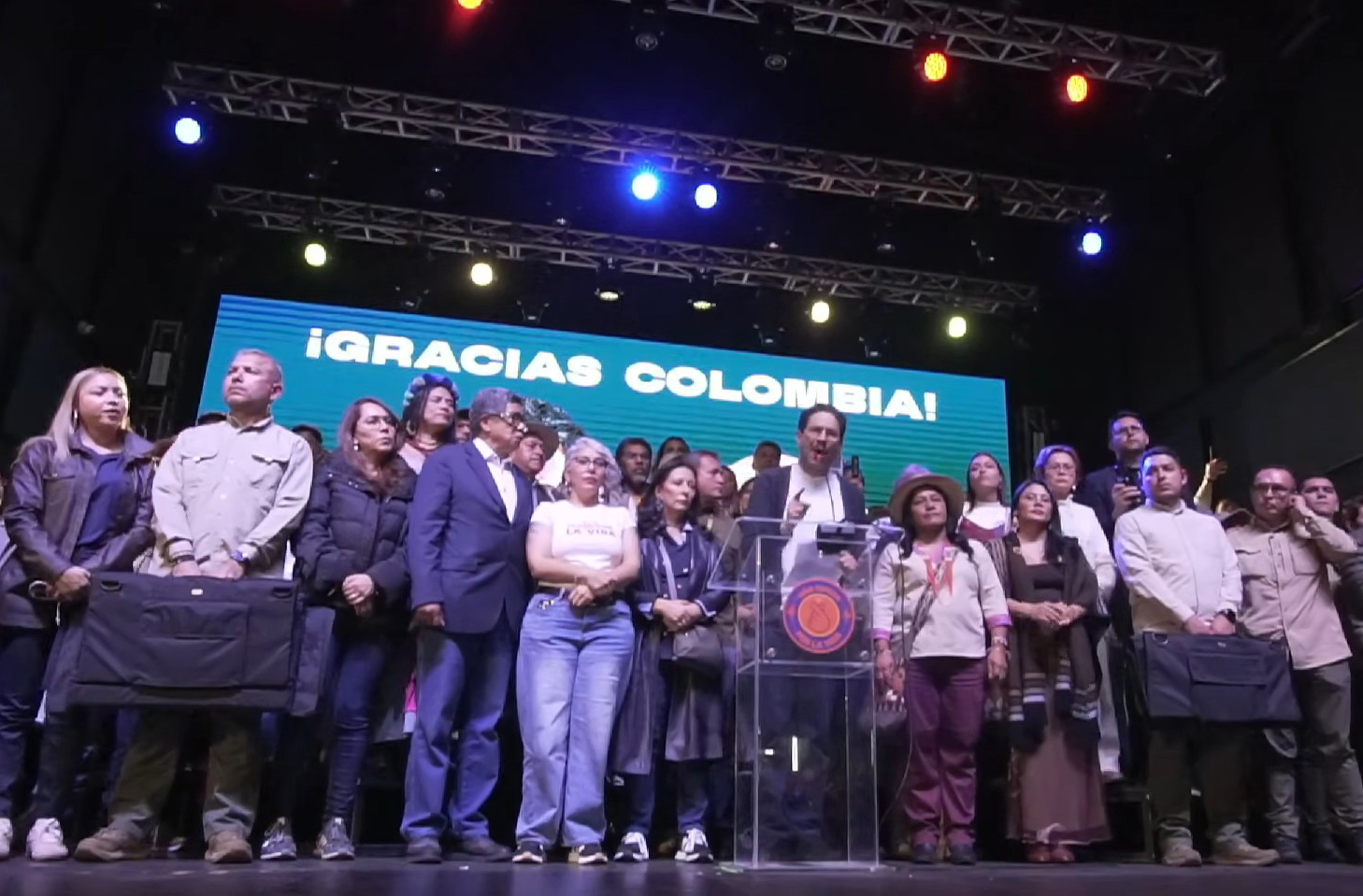 AME3160. BOGOTÁ (COLOMBIA), 21/06/2026.- Captura de una transmisión en la cuenta en YouTube @IvanCepedaCastro del candidato a la Presidencia de Colombia el izquierdista Iván Cepeda (c) hablando este domingo, luego de conocer el conteo preliminar que le da una ventaja al ultraderechista Abelardo de la Espriella en la segunda vuelta, en Bogotá (Colombia). EFE/ @IvanCepedaCastro /SOLO USO EDITORIAL/ SOLO DISPONIBLE PARA ILUSTRAR LA NOTICIA QUE ACOMPAÑA (CRÉDITO OBLIGATORIO)