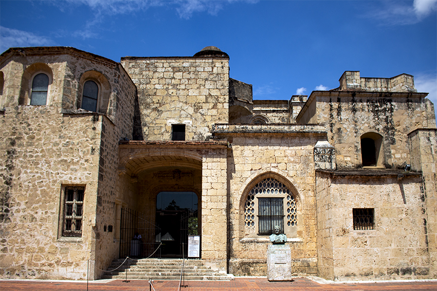 La Catedral Primada de América, conocida como la Santa Iglesia Catedral Basílica Nuestra Señora de la Encarnación o Anunciación, reúne la historia de 13 capillas coloniales y del osario donde se encontraron los restos de Colón en el siglo XIX.