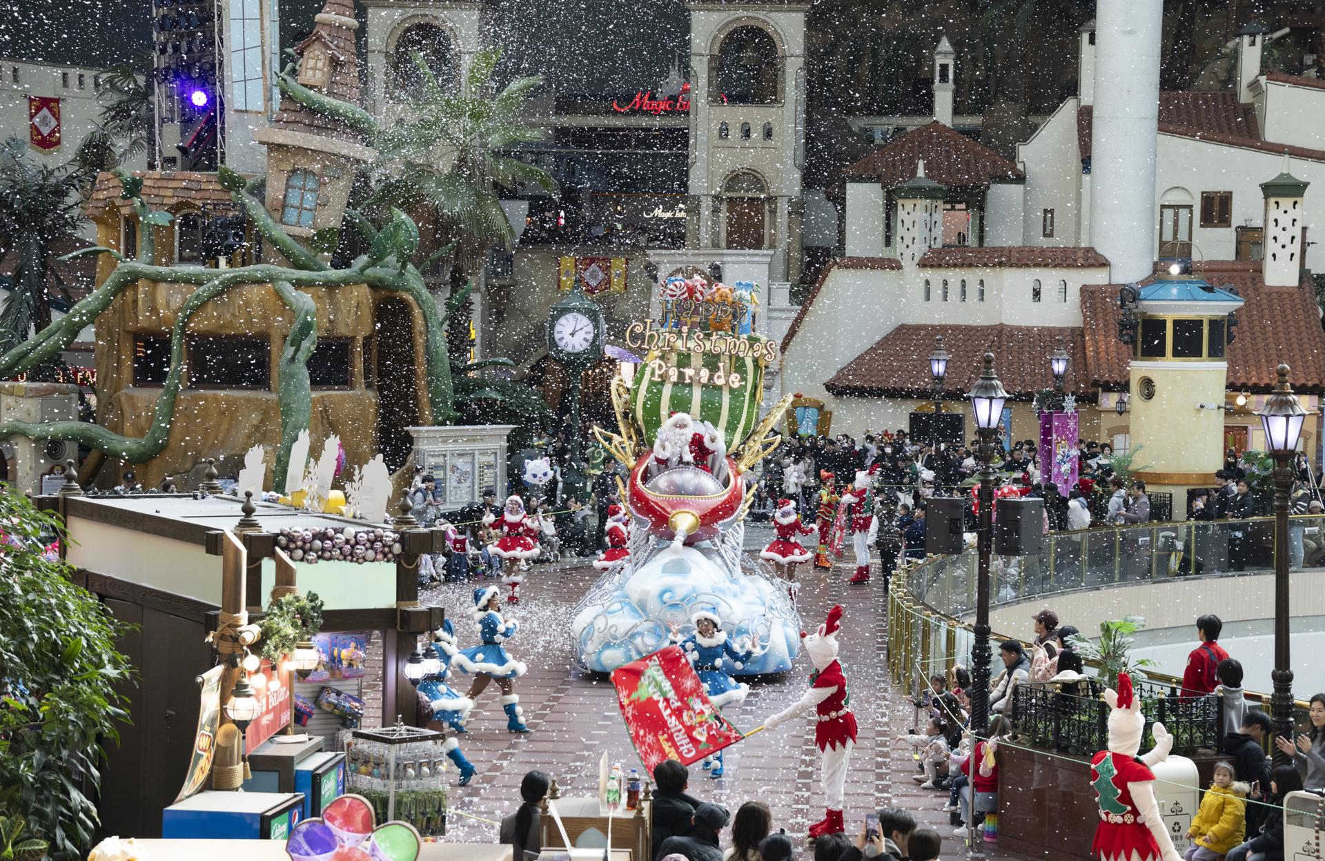 Seoul (Korea, Republic Of), 09/12/2025.- Employees of Lotte World, dressed in Santa Claus costumes, perform during a parade celebrating Christmas at Lotte World Adventure in Seoul, South Korea, 09 December 2025. (Corea del Sur, Seúl) EFE/EPA/JEON HEON-KYUN