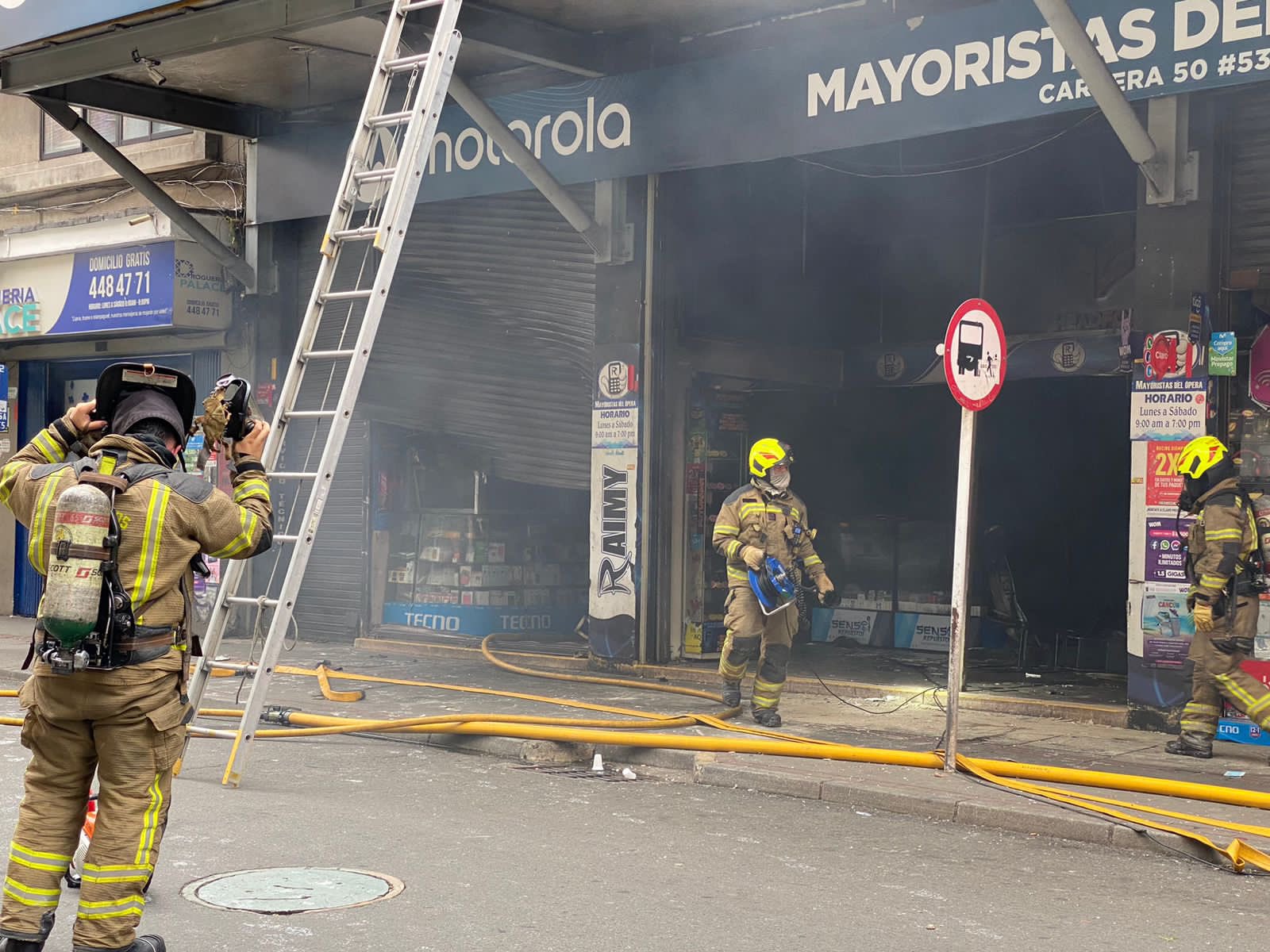 Autoridades atienden incendio en centro comercial Ópera de Medellín