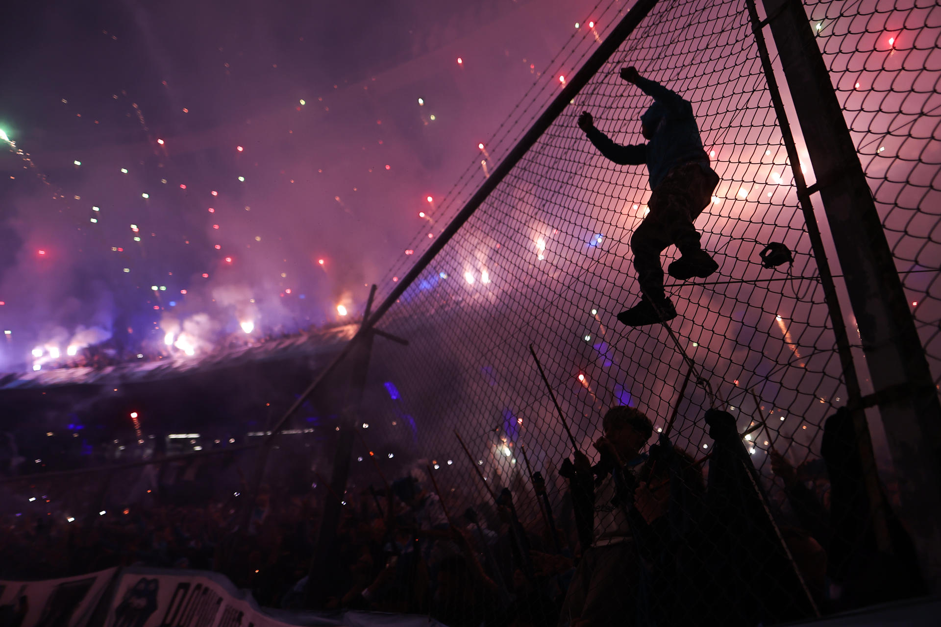 FOTODELDÍA AMDEP8340. AVELLANEDA (ARGENTINA), 29/10/2025.- Hinchas animan este miércoles, previo a un partido de semifinal de la Copa Libertadores entre Racing y Flamengo en el estadio Presidente Perón, en Avellaneda (Argentina). EFE/ Juan Ignacio Roncoroni