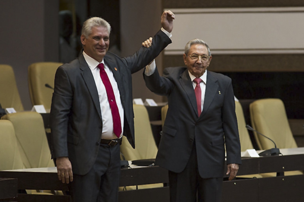 Díaz-Canel defiende a Raúl Castro tras acusación de EE. UU. y lo llama “héroe”