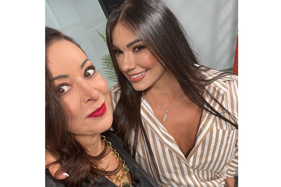 Foto: beso de Esperanza Gómez y Flavia Dos Santos sorprendió a sus seguidores