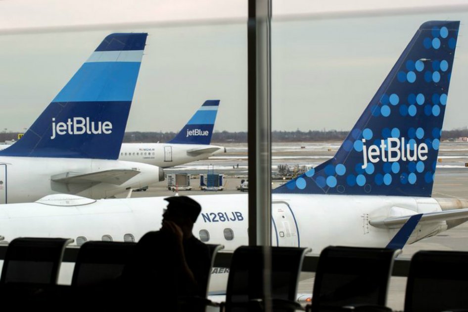 Pasajero abrió salida de emergencia de avión antes del despegue: terminó arrestado