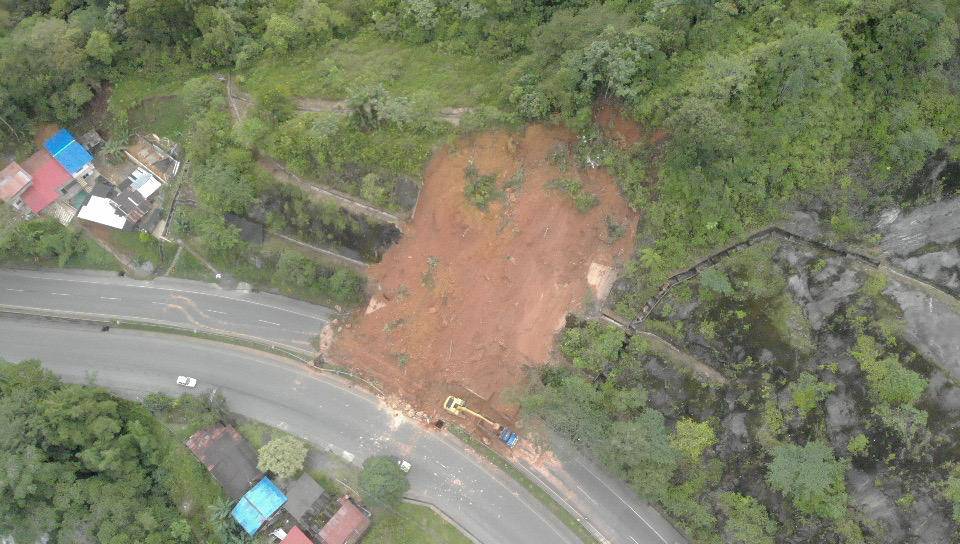 Se mantiene el paso restringido en la vía Cali – Buenaventura por derrumbe