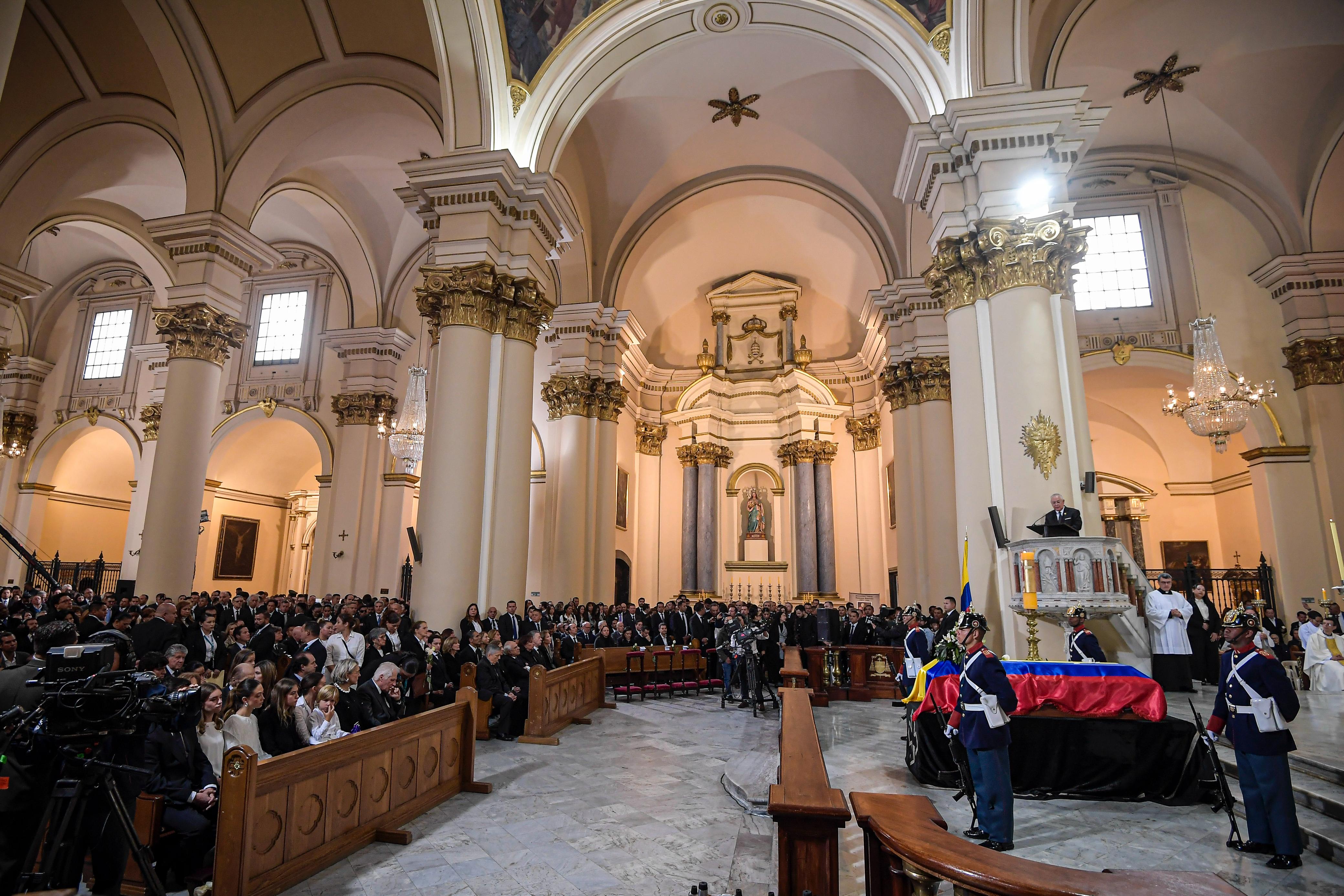 Eucaristía en la Catedral Primada por Miguel Uribe.