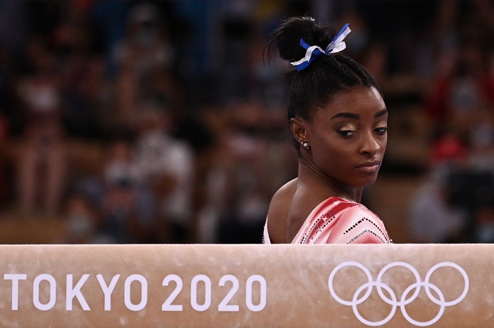 Simone Biles fue la principal protagonista de Tokio 2020. La gimnasta estadounidense estaba llamada a ser la estrella de los Olímpicos y terminó siéndolo. Y no por batir alguna marca, sino por haber puesto sobre la mesa el tema de la salud mental en los deportistas al negarse a participar en las finales de gimnasia por sufrir de depresión.