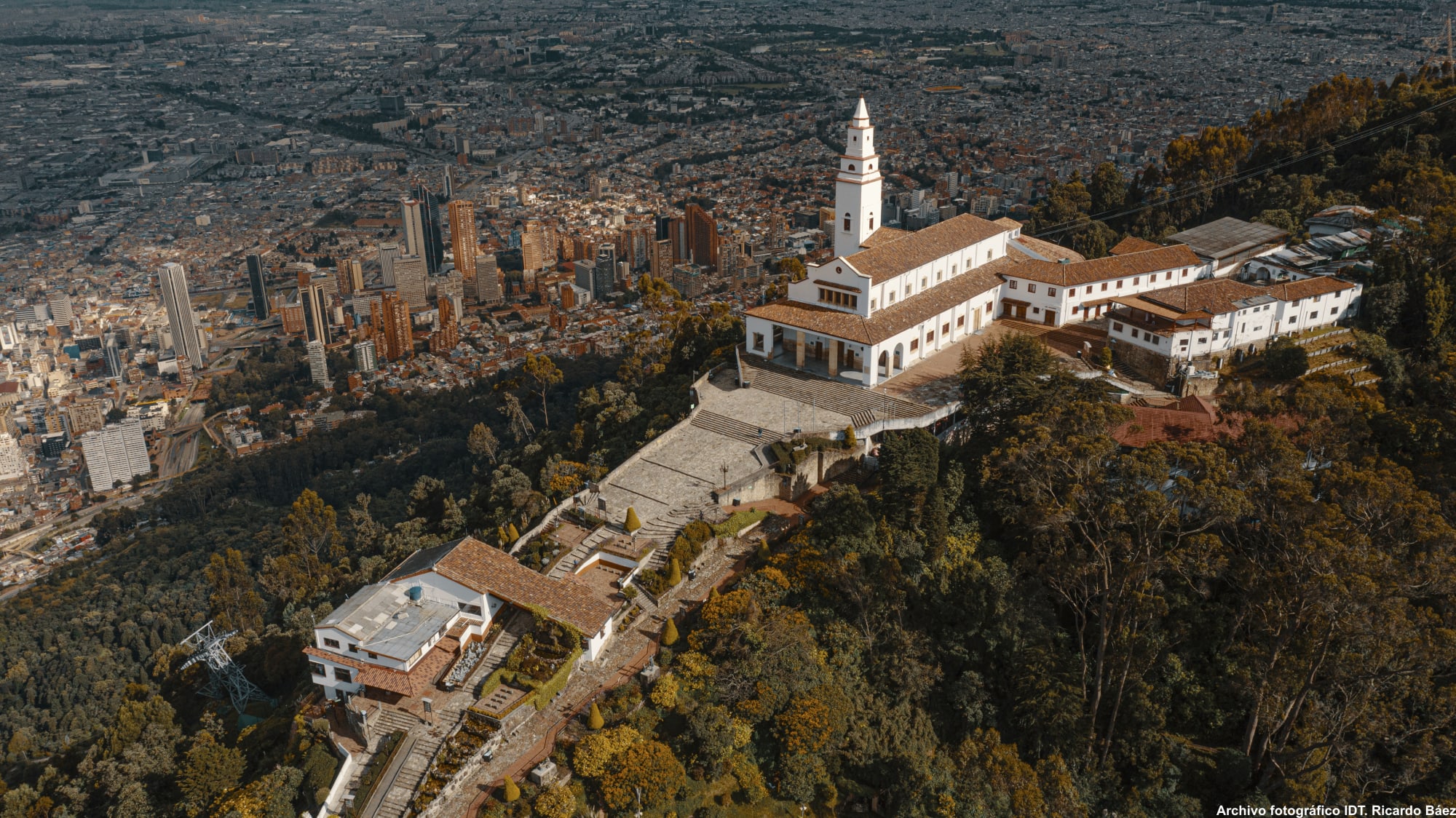 Bogotá cuenta con una amplia oferta de atractivos naturales, históricos y culturales. El cerro de Monserrate, en la imagen, es solo una de las alternativas.