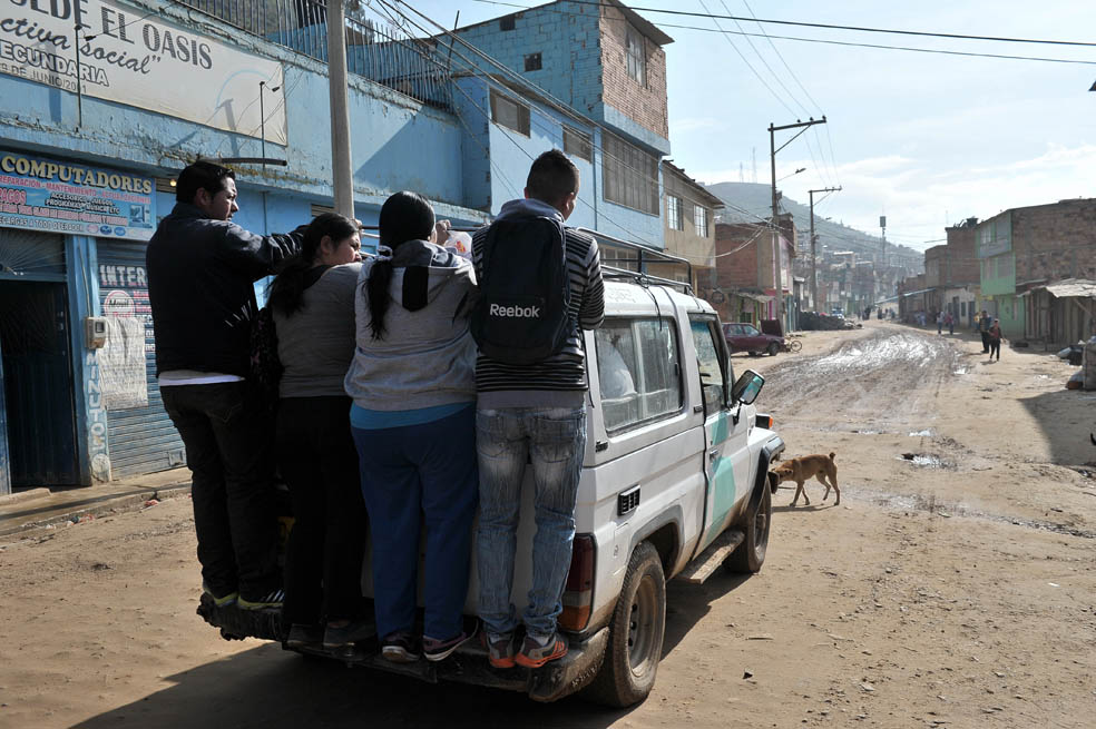 Los habitantes de Altos de Cazucá se transportan en estos jeeps viejos, que siempre tiene sobrecupo. / Luis Ángel - El Espectador