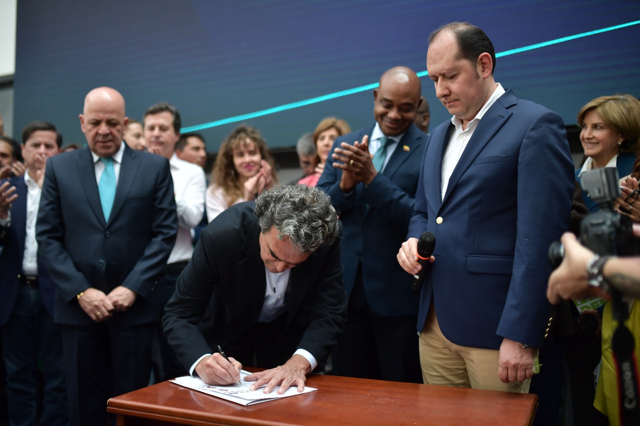 Sergio Fajardo y Luis Gilberto Murillo se inscribieron como fórmula presidencial.