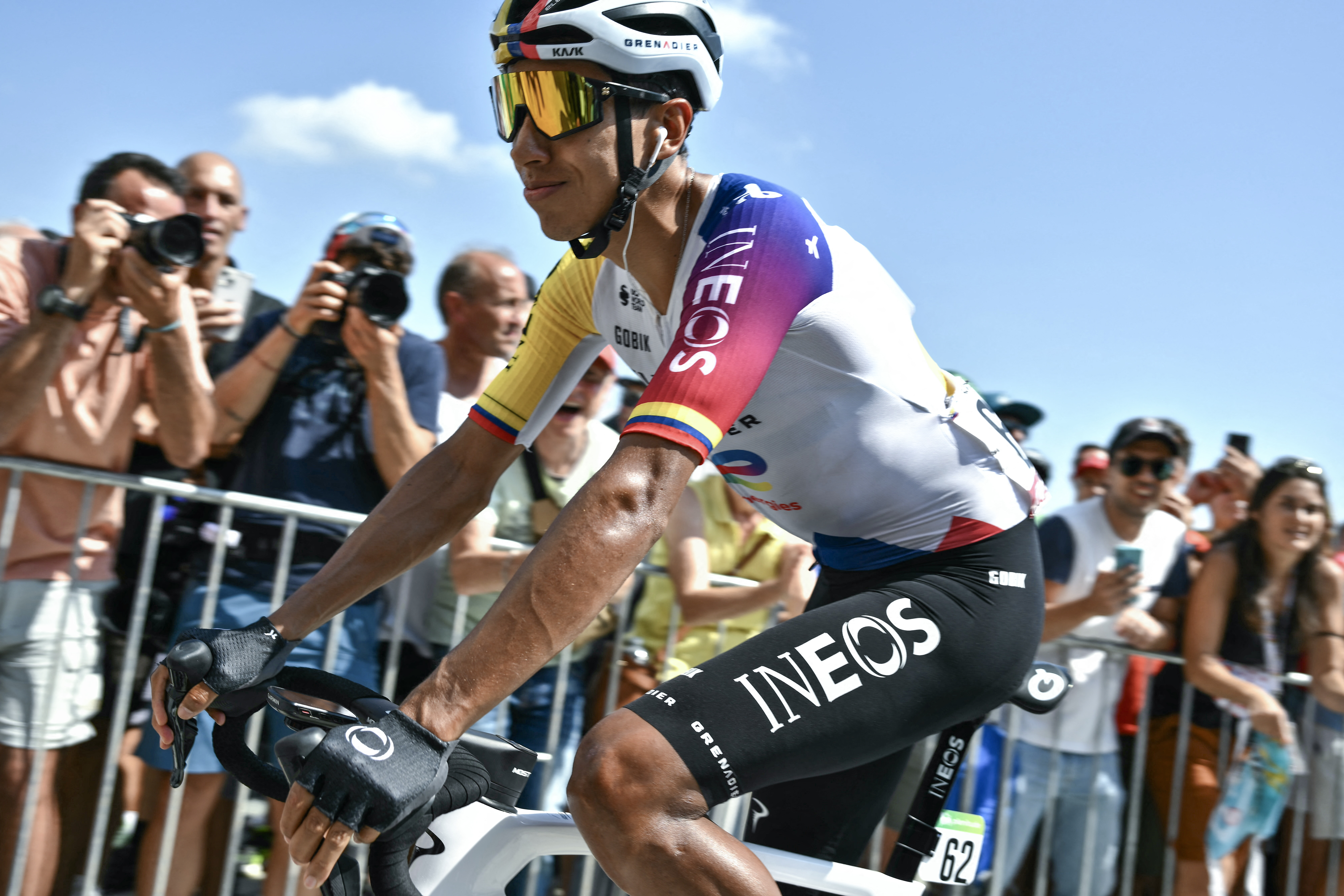 El ciclista colombiano del Team Ineos, Egan Bernal, llega para competir en la primera etapa de la Vuelta a España, una carrera de 183 km entre Turín - Reggia di Venaria y Novara, en la región italiana de Piamonte, el 23 de agosto de 2025.