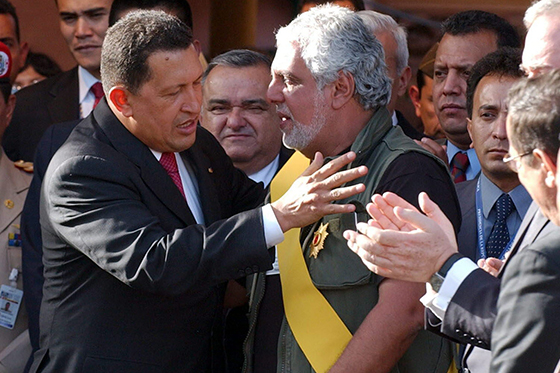 BOG 22. CARMEN DE VIBORAL, COLOMBIA, 27/06/03.- El presidente venezolano Hugo Chaves Frias condecoro al periodista colombiano, Antonio Josè Caballero, de quien dijo que fue el unico comunicador que informo la verdad de lo que sucedio durante el intento de golpe en sus pais en septiembre 11 de 2002 . EFE/Miguel Menèndez V.