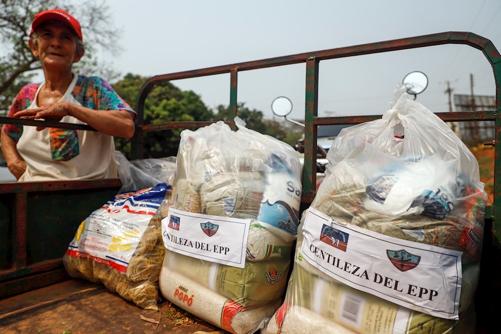 La familia de Óscar Denis, el exvicepresidente secuestrado por el Ejercito del Pueblo Paraguayo, comenzó a repartir alimentos este domingo en una comunidad campesina del norte; una de las condiciones de la guerrilla para liberarlo. / EFE