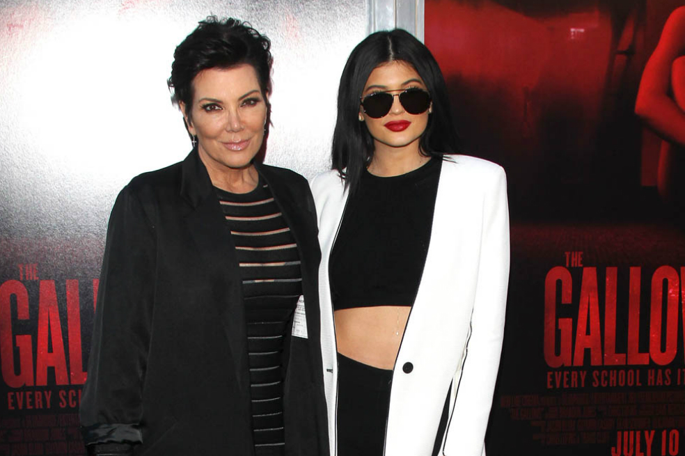 Kylie Jenner le regala un lujoso Ferrari a su madre por su cumpleaños