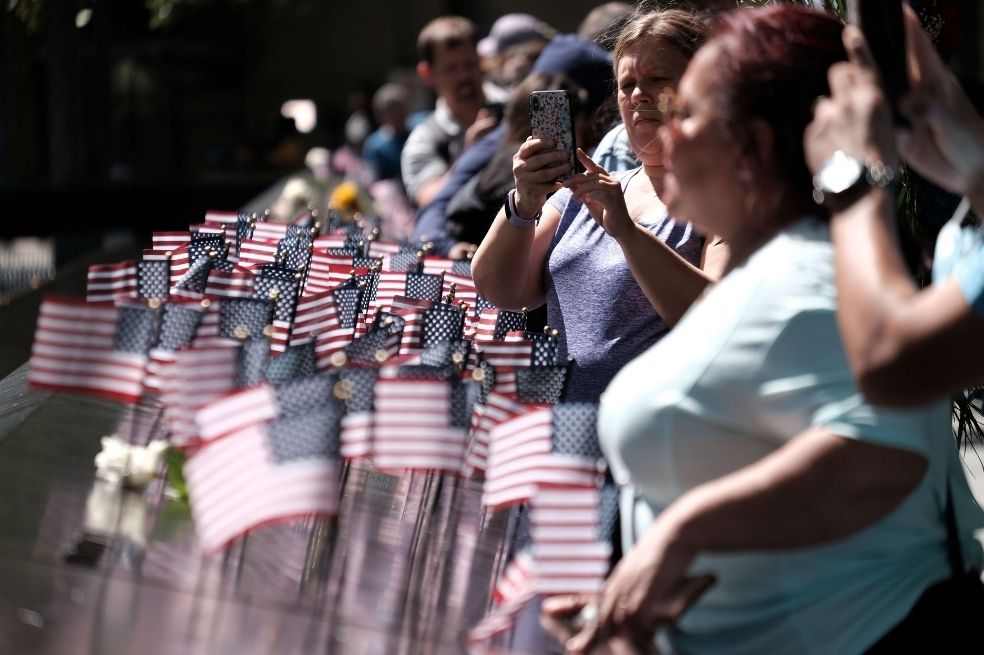 Varios estadounidenses se reúnen en el monumento del 11 de septiembre, en Nueva York.
