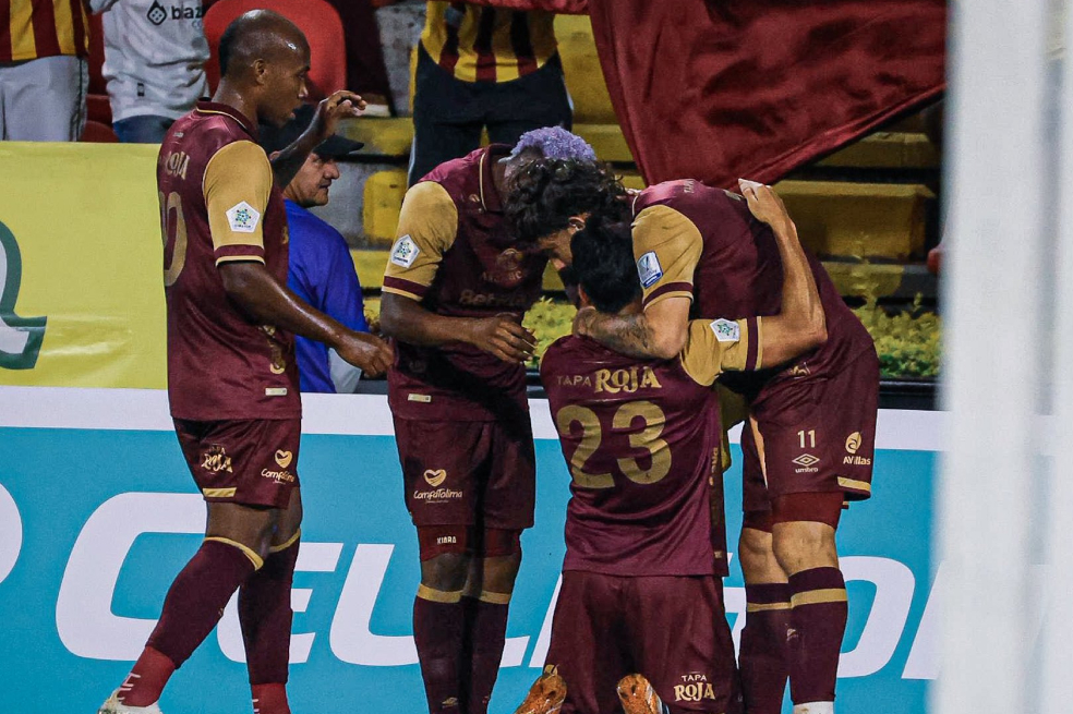 Alex Castro, número 23, es felicitado por sus compañeros tras abrir el marcador frente al América.