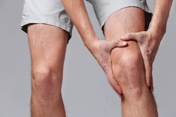 Existen otras causas menos comunes de dolor de rodilla, como infecciones, quistes, enfermedades reumáticas e incluso dolor referido de la cadera o la espalda.