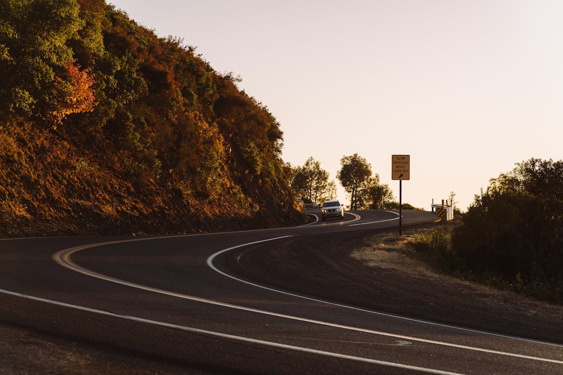 Pintura para carreteras que brillan en la oscuridad: innovación en seguridad vial