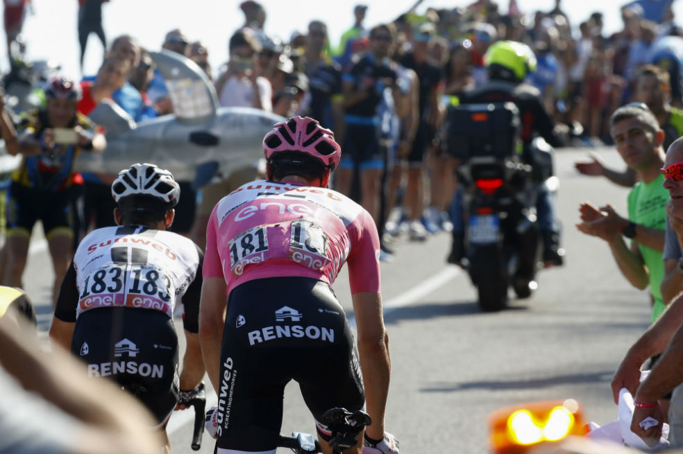 Acto reprochable de un fanático: le ofrece un rollo de papel a Dumoulin