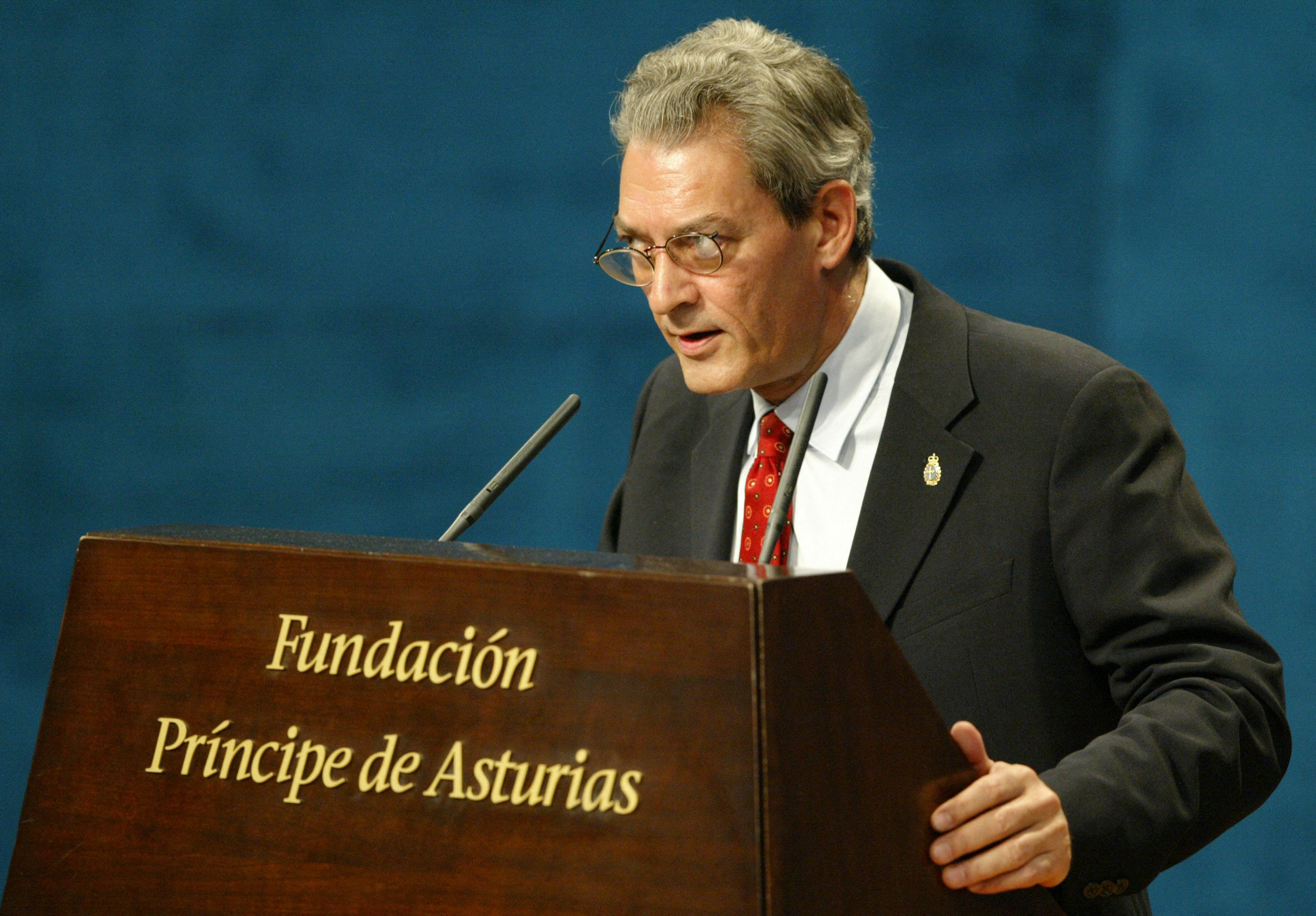 (FILES) US writer Paul Auster addresses the audience during the 2006 Prince of Asturias Awards ceremony, 20 October 2006 in the northern Spanish city of Oviedo.