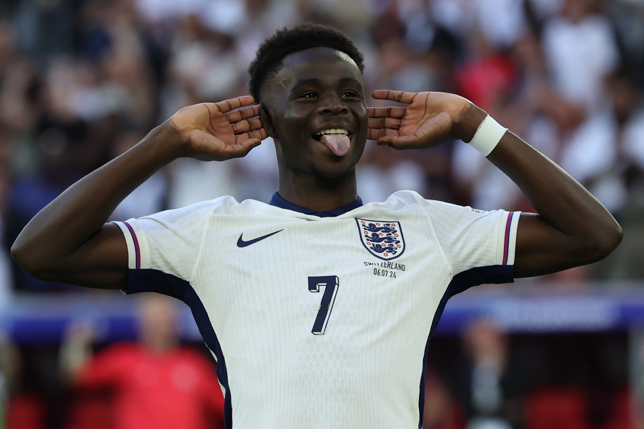 Dusseldorf (Germany), 06/07/2024.- Bukayo Saka of England celebrates after scoring during the penalty shootout of the UEFA EURO 2024 quarter-finals soccer match between England and Switzerland, in Dusseldorf, Germany, 06 July 2024. (Alemania, Suiza) EFE/EPA/GEORGI LICOVSKI