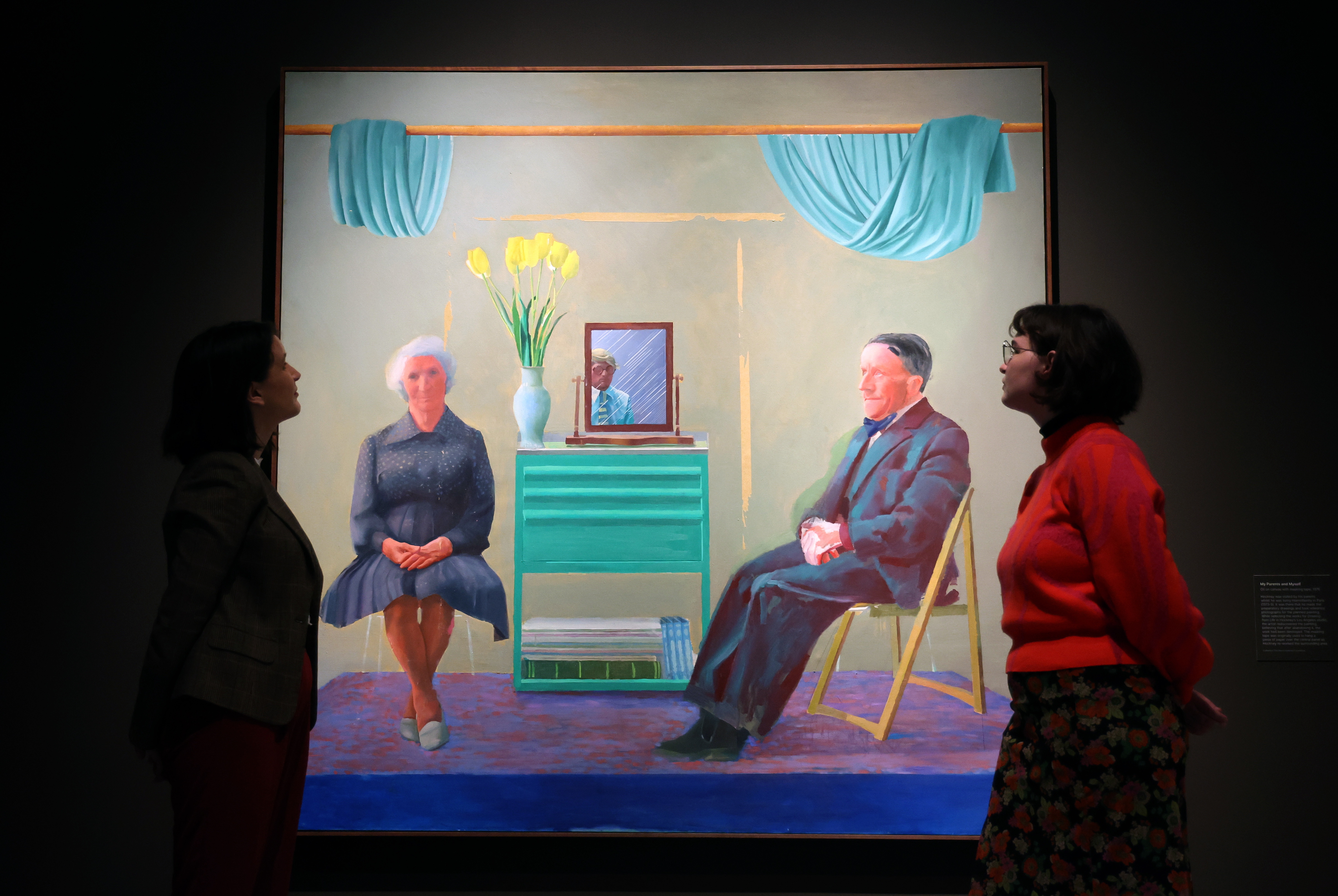 London (United Kingdom), 01/11/2023.- National Portrait Gallery staff look at an artwork by British artist David Hockney at the 'ÄòDavid Hockney: Drawing from Life'Äô exhibit at the National Portrait Gallery in London, Britain, 01 November 2023. 'ÄòDavid Hockney: Drawing from Life'Äô, was staged for just 20 days before the Gallery'Äôs closure due to Covid in March 2020. The exhibition explores the artist'Äôs work over the last six decades through his intimate portraits of five sitters: his mother, Celia Birtwell, Gregory Evans, Maurice Payne and the artist himself. The 2023 exhibition will also debut a selection of over thirty new portraits. Painted from life they depict friends and visitors to the artist'Äôs Normandy studio between 2021 and 2022. (Reino Unido, Londres) EFE/EPA/ANDY RAIN