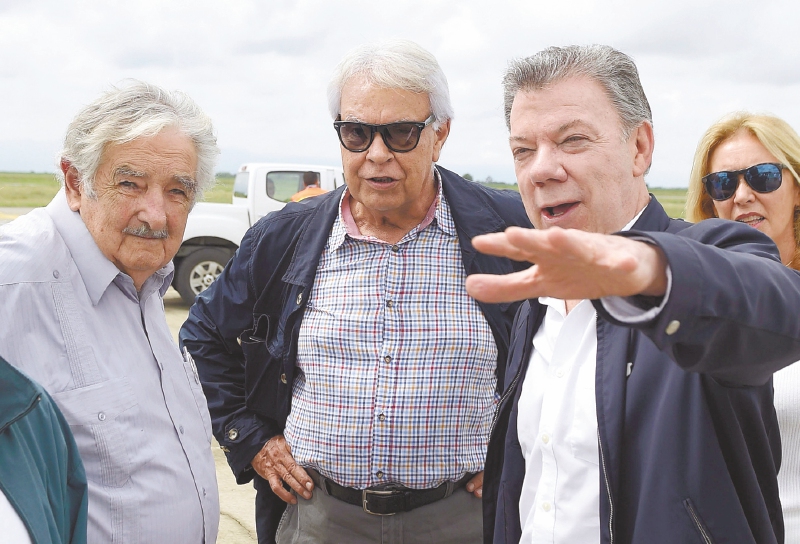 El exmandatario Juan Manuel Santos, junto a los expresidentes de Uruguay (José Mujica) y de España (Felipe González) a un acto de destrucción de armas de las antiguas FARC,