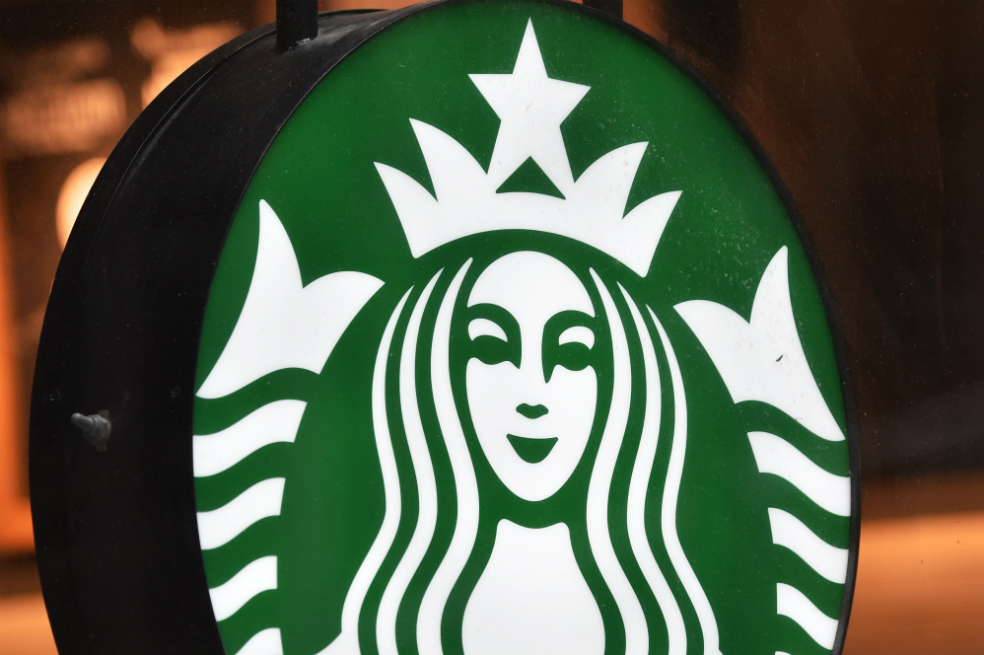 Afroamericanos arrestados en Starbucks firman acuerdo simbólico de un dólar