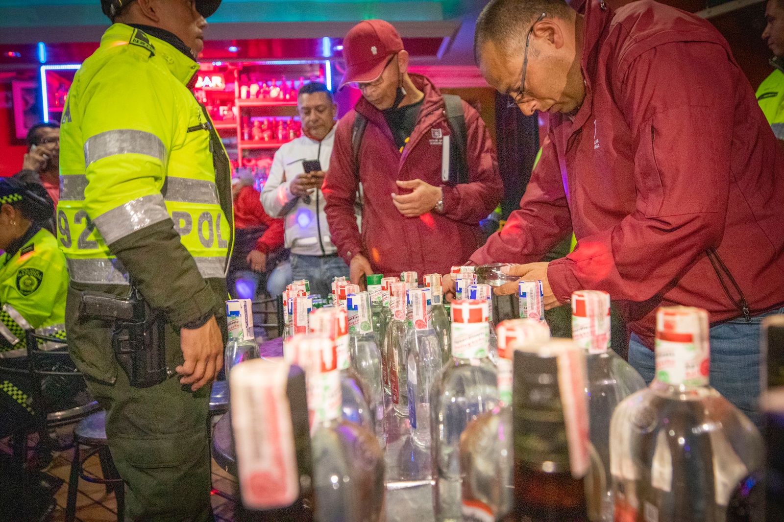 Incautan más de 200 botellas de licor adulterado en bares del sur de Bogotá