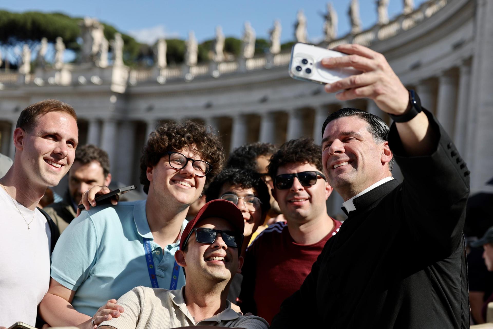 Vatican City (Vatican City State (Holy See)), 08/05/2025.- Faithful take selfies as they wait in St. Peter's Square on the second day of the conclave to elect a new pope in Vatican City, 08 May 2025. (Papa) EFE/EPA/ANDREA SOLERO