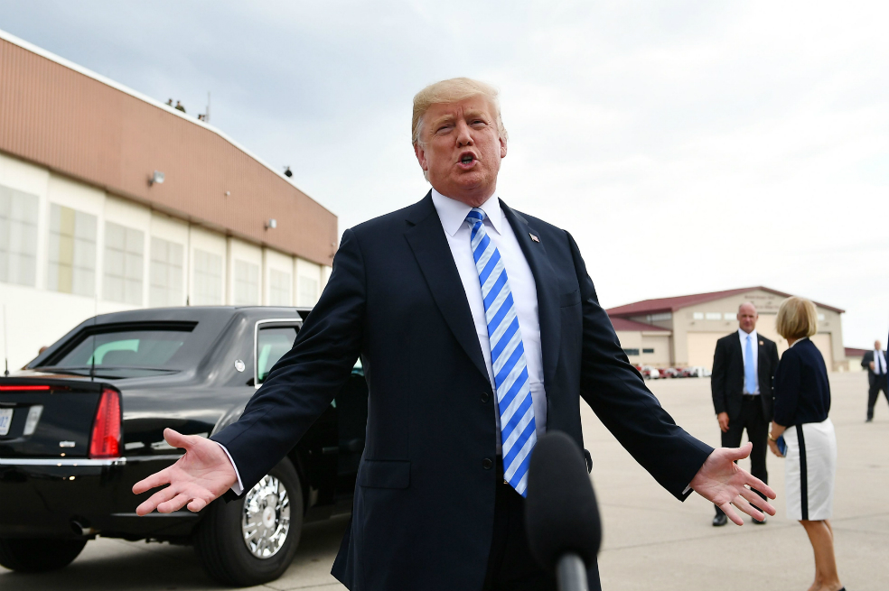 Trump afirma que el dinero para pagar por el silencio de dos mujeres era suyo