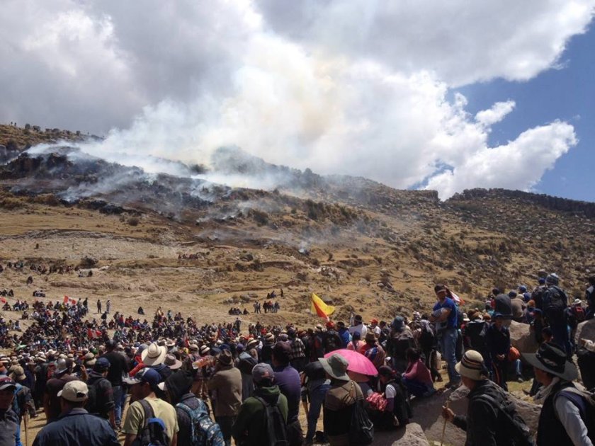 Dos muertos tras violentas protestas contra el mayor proyecto minero de Perú