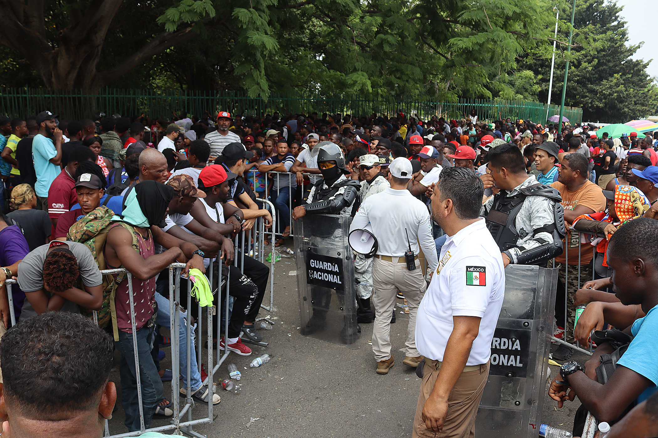MEX4505. TAPACHULA (MÉXICO), 08/05/2023.- Migrantes hacen fila para tramitar papeles migratorios hoy, en Tapachula (México). Una nueva ola de cerca de 5.000 migrantes de diversos países llegó este lunes a Chiapas, en la frontera sur de México, con la esperanza de cruzar a Estados Unidos cuando expire el Título 42 de aquel país el próximo jueves. EFE/Juan Manuel Blanco