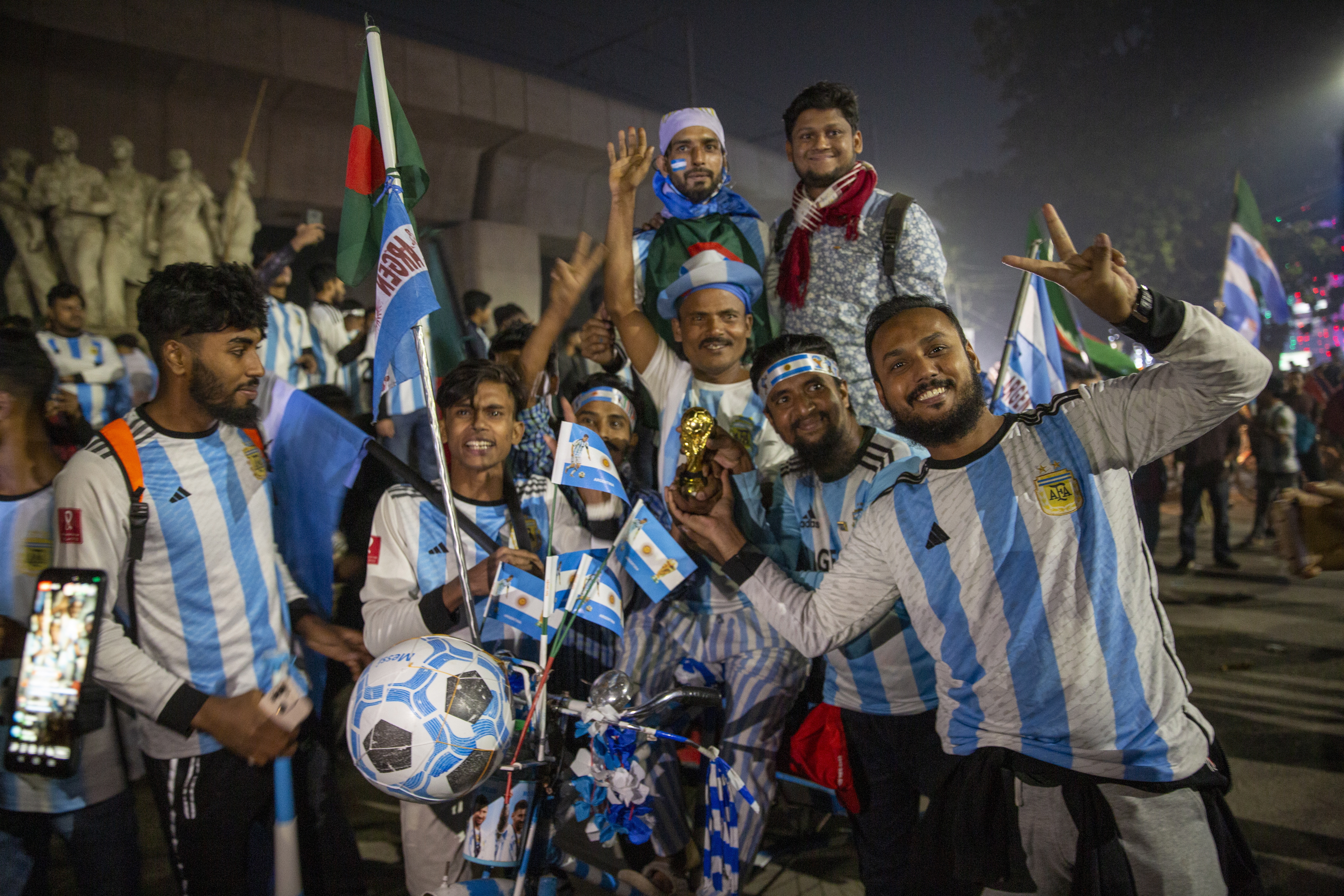 Dhaka (Bangladesh), 18/12/2022.- Bangladeshi soccer fan arrive to watch on a big screen a public broadcast of the FIFA World Cup Qatar 2022 final match between Argentina and France at the Dhaka University area, in Dhaka, Bangladesh, 18 December 2022. Bangladeshi soccer fans celebrate the victory of Argentina against France (Mundial de Fútbol, Francia, Catar) EFE/EPA/MONIRUL ALAM