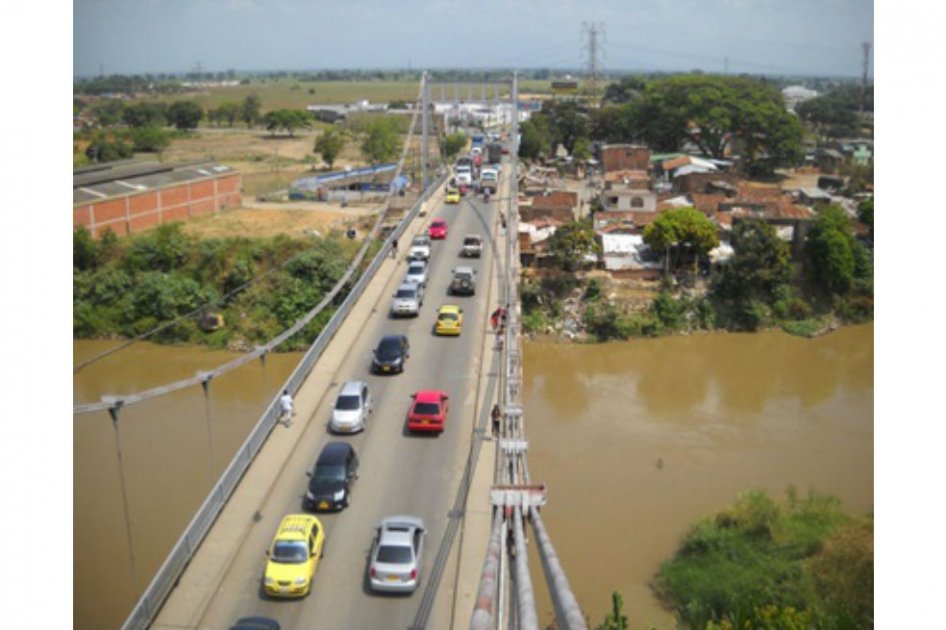 Hombre amenaza con lanzarse del puente Juanchito en Cali