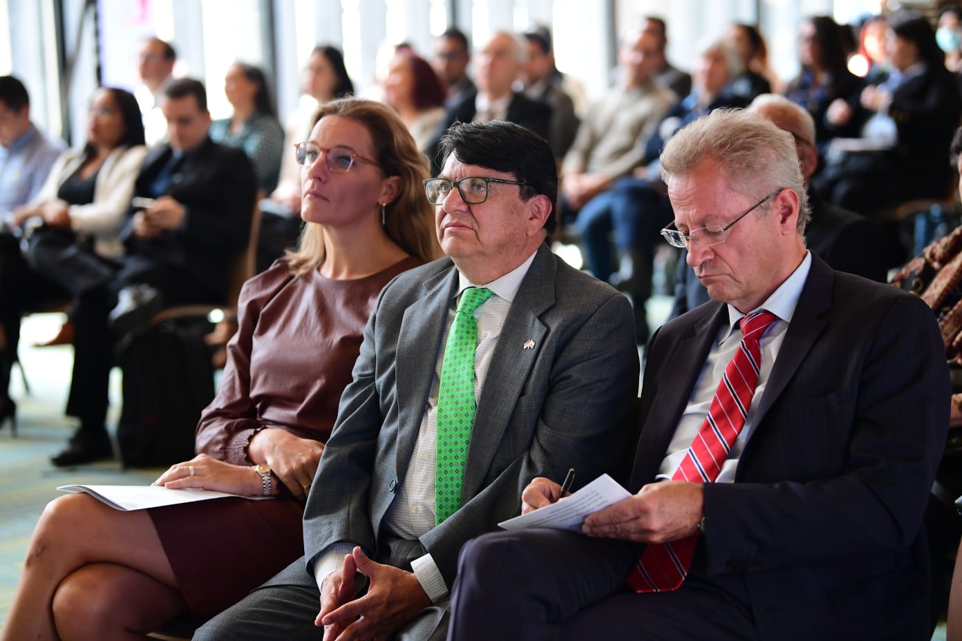 De izquierda a derecha: Caroline Ramaekers, encargada de Negocios, de la Embajada del Reino de los Países Bajos; Liodegar Martinez, encargado de Prensa y Relaciones Públicas en la Embajada de Alemania, y Klaus Botzet, ministro, consejero y encargado de Negocios de la Embajada de Alemania en Colombia.