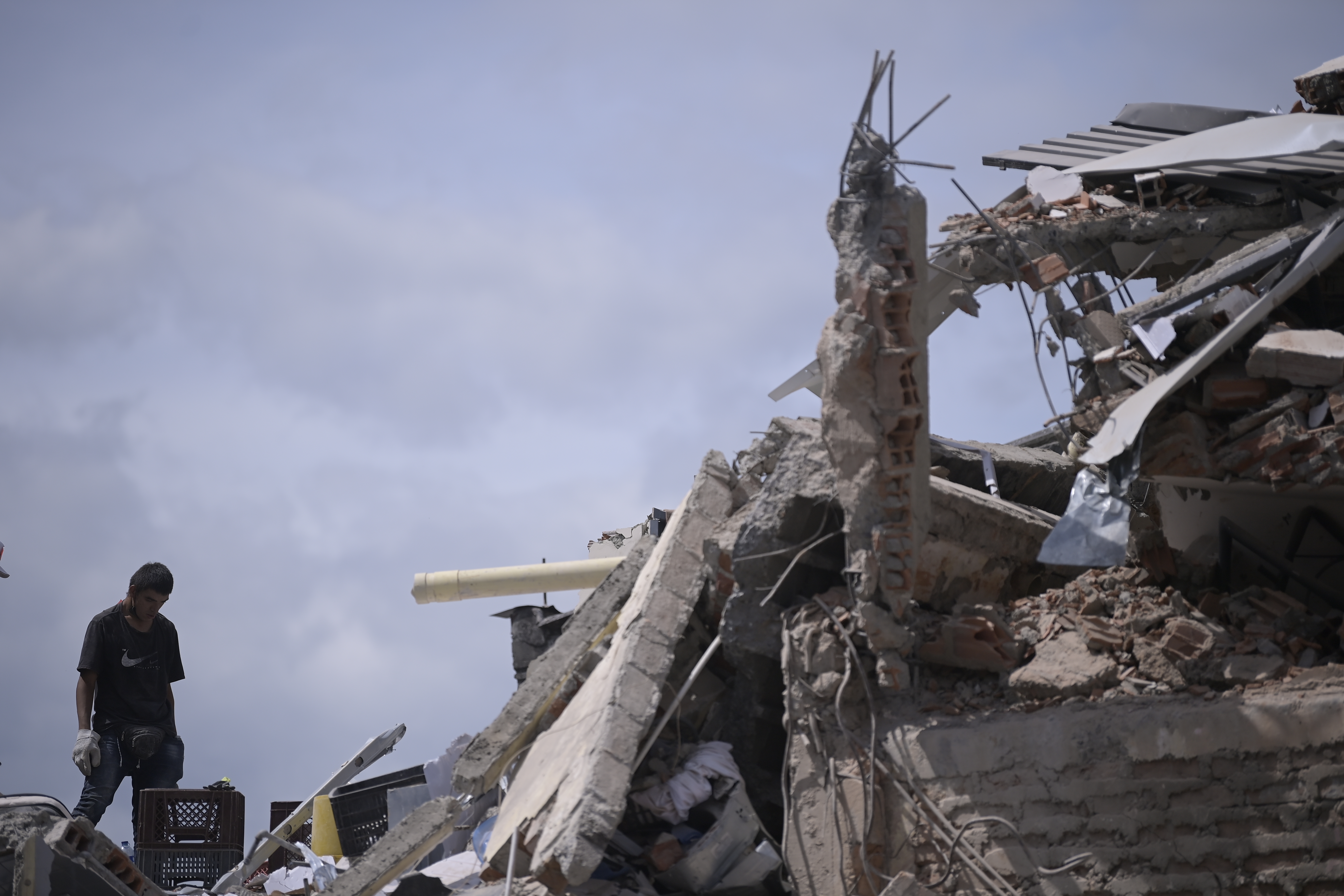 Rescatistas profesionales, acompañados por voluntarios y fuerza pública, retiran escombros y buscan sobrevivientes el 12 de agosto, tercer día del terremoto de 7.4 que azoto varias regiones de Colombia.