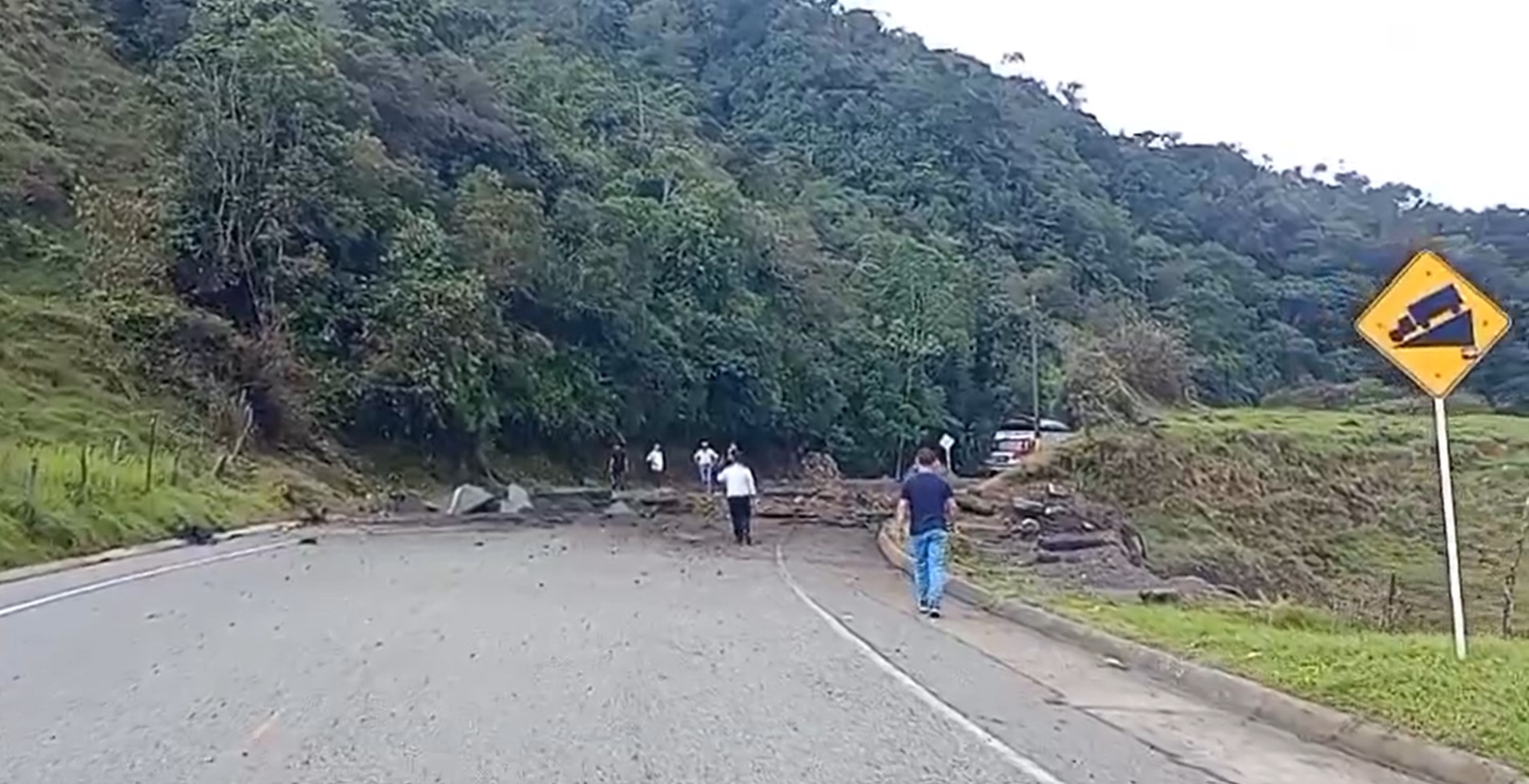 Atentado en Yarumal: tras voladura de parte de la vía a la Costa habilitan paso alterno