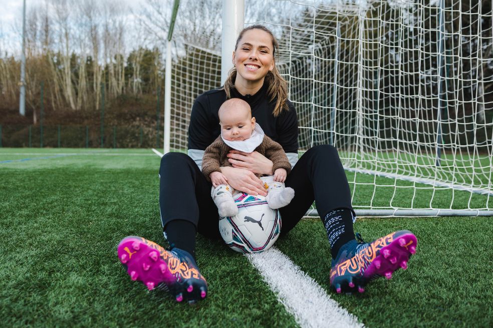 Sara Bjork Gunnarsdottir con su hijo.