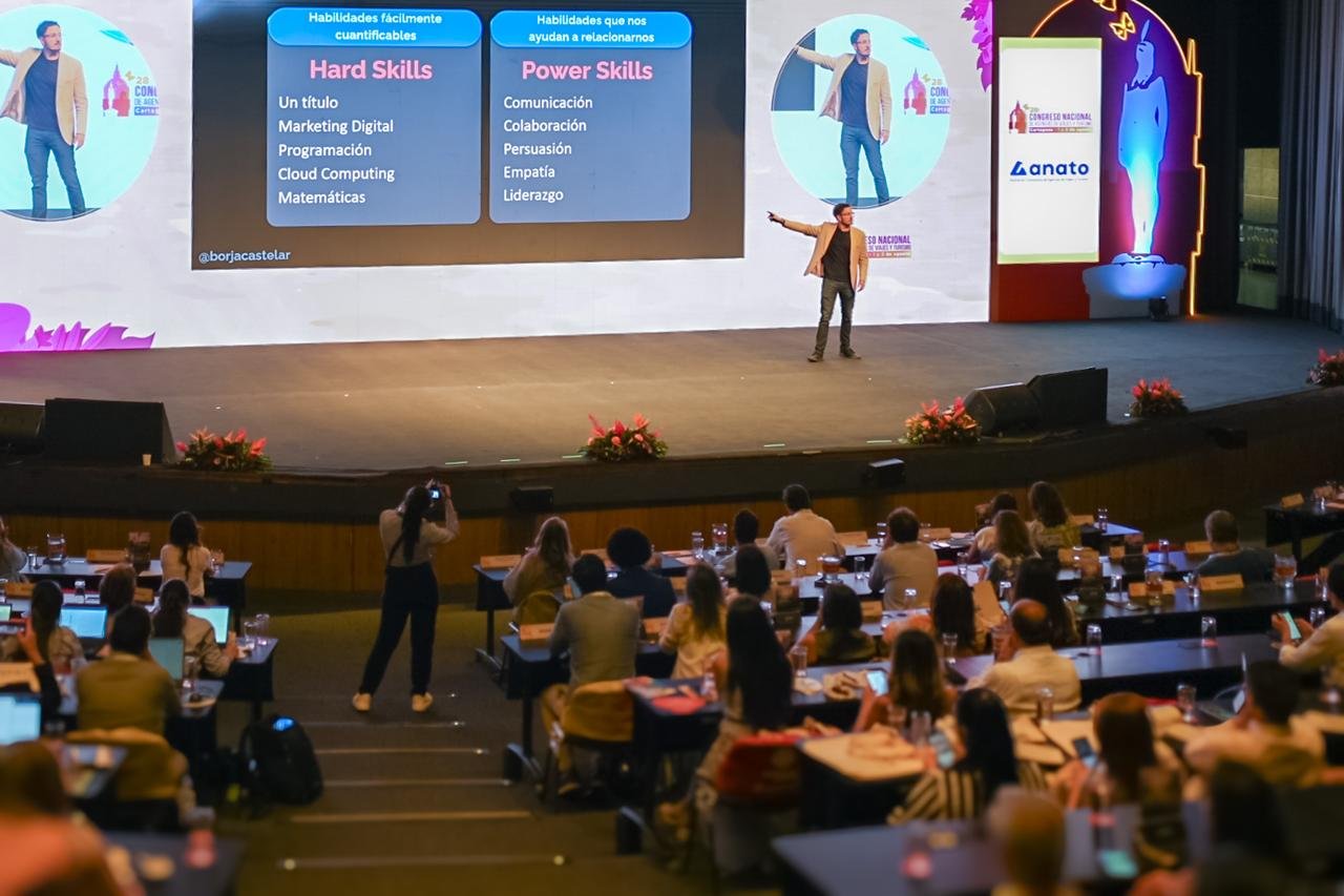 A su vez, el italiano Andrea Iorio, uno de los oradores más solicitados sobre inteligencia artificial y transformación digital, habló sobre la importancia de la transformación de los negocios, navegando en la intersección de la tecnología, las ciencias del comportamiento, la filosofía y la neurociencia. El experto dijo que “el 81 % de los trabajadores usan inteligencia artificial generativa en Colombia, que destaca por interconectividad y efectos de red, Real time, Big data, Exponencialidad y Machine learning”.