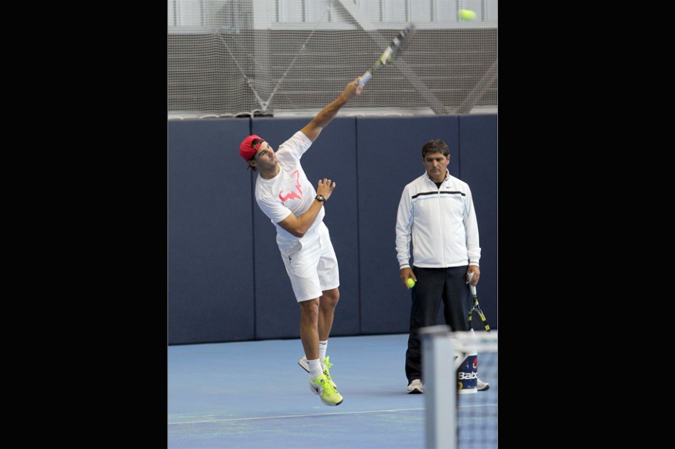 Rafael Nadal vuelve a entrenarse en una cancha de tenis