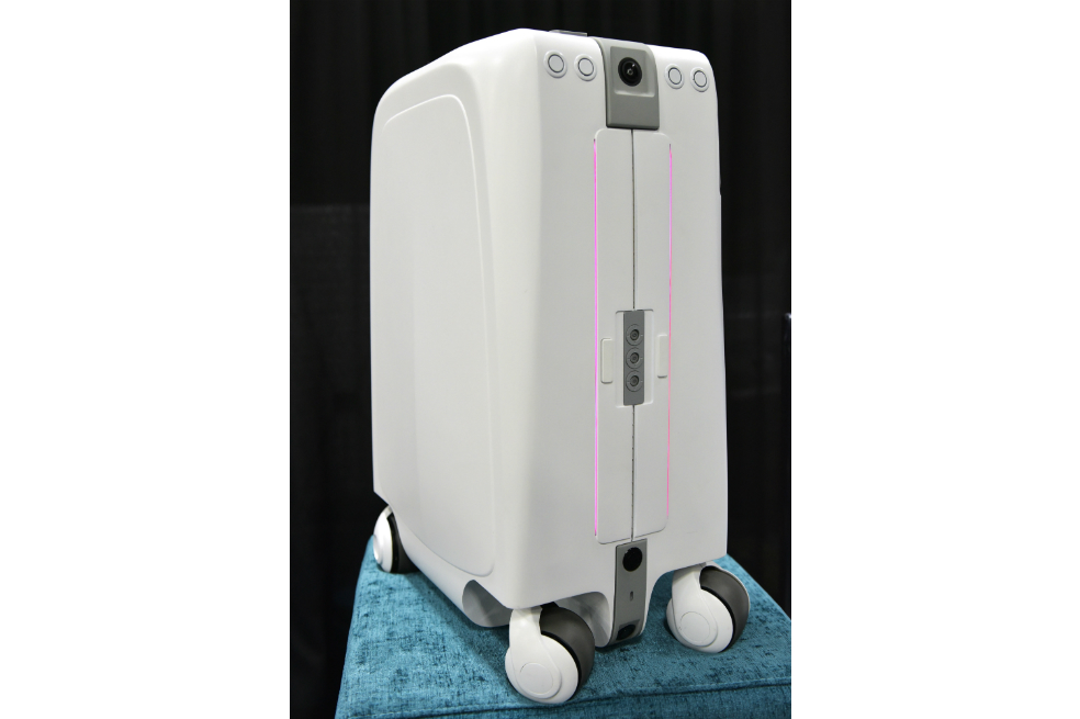 Presentan en el CES una maleta robot para dejar de arrastrar el pesado equipaje